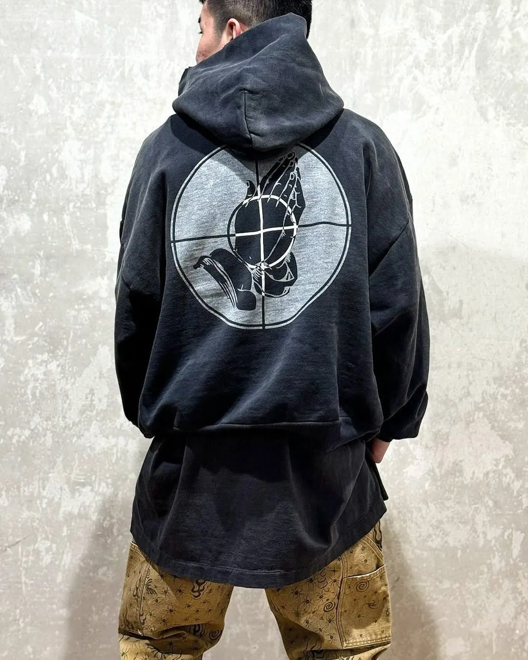 SAINT Mxxxxxx × FEAR OF GOD FG_HOODIE/SNT OF GOD/BLK FOG joint model ETERNAL praying crosshair distressed hoodie. Washed black S-XL. This season's popular super popular joint model. The original version is the same. Thin spring and summer fabrics. The upper body is comfortable. The BOXY version of the short fat wide shoulder line. Fashion darling wears it with a high-end feel. Heavy washing and water fading technology. The horse is repositioned. Excessive wear and damage graffiti treatment. Correct version FOG joint main mark/wash mark/little angel mark